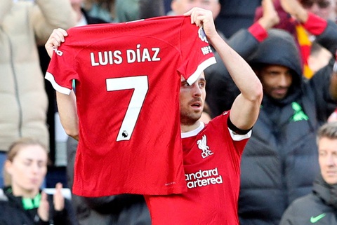 Diogo Jota giơ cao chiếc áo số 7 của Diaz hồi tuần trước - Ảnh: REUTERS Diogo Jota giơ cao chiếc áo số 7 của Diaz hồi tuần trước - Ảnh: REUTERS