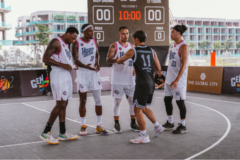 Sao bóng rổ nói gì sau ngày đầu ở bảng ‘tử thần’ VPrime 3x3 - Ảnh 3. Đội Hoop Dreams bắt tay cầu thủ đội CT Tigers (áo đen) - Ảnh: VBA