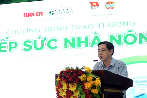Trao “cần câu” tiếp sức 40 hộ nông dân ở Đồng Nai vượt khó - Ảnh 7. Ông Nguyễn Văn Dũng, phó phòng tổ chức - hành chính báo Tuổi Trẻ, mong muốn sự "tiếp sức nhỏ" từ chương trình góp phần giúp các hộ dân cải thiện quy mô đàn gia súc gia cầm, từng bước vươn lên, tự chủ kinh tế gia đình - Ảnh: A LỘC