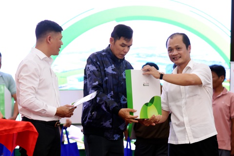 Trao “cần câu” tiếp sức 40 hộ nông dân ở Đồng Nai vượt khó - Ảnh 4. Ông Nguyễn Tuấn Anh, chủ tịch Hội Nông dân tỉnh Đồng Nai (bìa phải), trao vốn cho một hộ nông dân khó khăn ở huyện Cẩm Mỹ - Ảnh: A LỘC