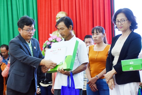 Trao “cần câu” tiếp sức 40 hộ nông dân ở Đồng Nai vượt khó - Ảnh 1. Ông Phùng Bửu Quang, giám đốc điều hành Công ty cổ phần GREENFEED Việt Nam chi nhánh Đồng Nai (bìa trái), trao vốn cho nông dân khó khăn - Ảnh: A LỘC