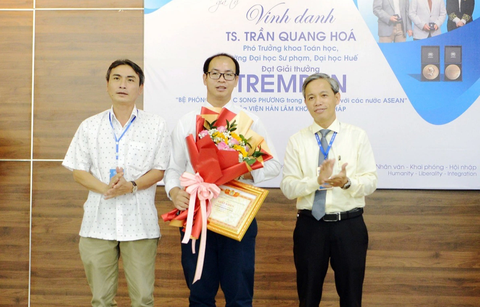 TS Trần Quang Hóa (giữa) tại lễ vinh danh sau khi ông được nhận giải thưởng Tremplin tại Trường ĐH Sư phạm Huế - Ảnh: NVCC TS Trần Quang Hóa (giữa) tại lễ vinh danh sau khi ông được nhận giải thưởng Tremplin tại Trường ĐH Sư phạm Huế - Ảnh: NVCC