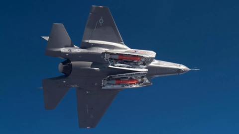Nga tuyên bố sẽ trả đũa việc Mỹ gửi tiêm kích F-35 cho Anh - Ảnh 1. Chiếc tiêm kích F-35 của Mỹ mang theo hai quả bom B61-12 - Ảnh: RIA NOVOSTI
