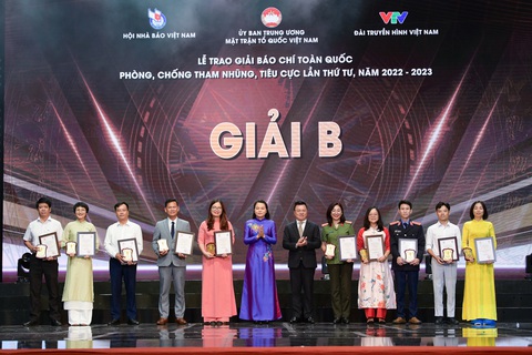 Dấn thân, bản lĩnh, đưa ra ánh sáng vụ việc tham nhũng, tiêu cực - Ảnh 4. Trao giải B cho các tác giả, nhóm tác giả đoạt giải - Ảnh: NAM TRẦN