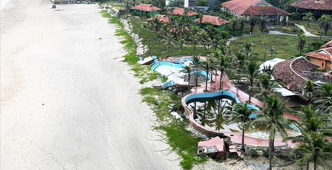 Một khu du lịch ở Hội An hoang tàn vì sóng biển xâm thực Một khu du lịch ở Hội An hoang tàn vì sóng biển xâm thực - Ảnh: B.D.