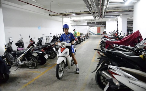 Khu vực để xe máy tại chung cư trên đường Lê Văn Lương, huyện Nhà Bè, TP.HCM - Ảnh: HẢI QUỲNH Khu vực để xe máy tại chung cư trên đường Lê Văn Lương, huyện Nhà Bè, TP.HCM - Ảnh: HẢI QUỲNH