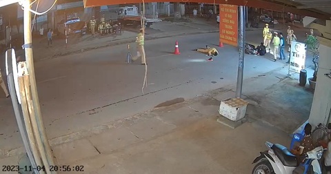 Thanh niên tông xe vào cảnh sát giao thông đang xử lý nồng độ cồn, một người bị thương - Ảnh 1. Hiện trường vụ thanh niên tông xe máy vào cảnh sát giao thông làm một đại úy bị thương - Ảnh cắt từ video camera an ninh