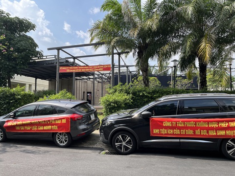 Vì sao hàng trăm hộ dân ký đơn xin cho công trình xây sai quy hoạch tồn tại? - Ảnh 2. Một số cư dân treo băng rôn phản đối chủ đầu tư Tiến Phước khi tự ý đến phá hồ bơi và nhà sinh hoạt cộng đồng tại dự án Senturia Vườn Lài (quận 12) - Ảnh: T.M.