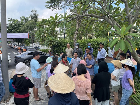 Vì sao hàng trăm hộ dân ký đơn xin cho công trình xây sai quy hoạch tồn tại? - Ảnh 3. Dù nhiều lần gặp và đối thoại nhưng các bên chưa tìm được tiếng nói chung - Ảnh: T.M.