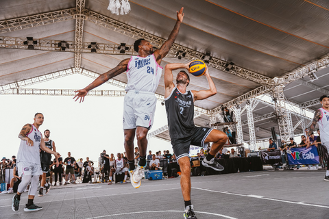 Sao bóng rổ nói gì sau ngày đầu ở bảng ‘tử thần’ VPrime 3x3 - Ảnh 1. Sao bóng rổ Kentrell Barkley (trái) cản phá pha ghi điểm Stanko Kujundzic (CT Tigers) - Ảnh: VBA