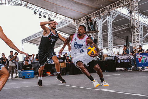 Sao bóng rổ nói gì sau ngày đầu ở bảng ‘tử thần’ VPrime 3x3 - Ảnh 4. Kentrell Barkley (phải) đi bóng trước sự truy cản của cầu thủ CT Tigers - Ảnh: VBA
