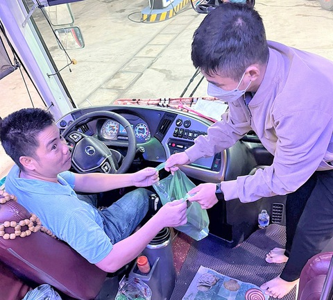Gặp tài xế cẩn thận, chu đáo, hành khách rất yên tâm - Ảnh: TRƯƠNG NHẤT VƯƠNG Gặp tài xế cẩn thận, chu đáo, hành khách rất yên tâm - Ảnh: TRƯƠNG NHẤT VƯƠNG