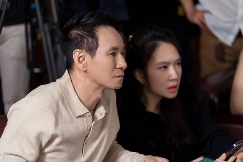 Netizen phát sốt vì Thùy Tiên đi casting phim của Lý Hải - Ảnh 3. Lý Hải tập trung cao độ theo dõi từng màn trình diễn của thí sinh. Anh dành lời khen ngợi cho nhiều ứng viên tài năng