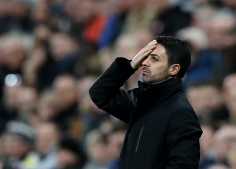Arteta giận dữ chỉ trích VAR là 'nỗi ô nhục' sau thất bại của Arsenal - Ảnh 3. HLV Mikel Arteta bực tức về cách xử lý của VAR - Ảnh: REUTERS
