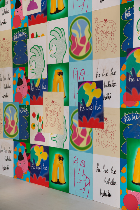 Phần backdrop với nhiều cách cười khác nhau, một vườn hoa mini với tấm gương ở giữa. Phần backdrop với nhiều cách cười khác nhau, một vườn hoa mini với tấm gương ở giữa.