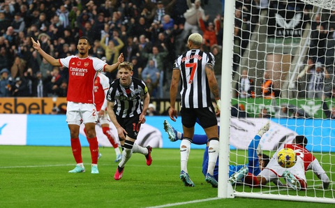 Arteta giận dữ chỉ trích VAR là 'nỗi ô nhục' sau thất bại của Arsenal - Ảnh 1. Khoảnh khắc Anthony Gordon ghi bàn thắng gây tranh cãi cho Newcastle - Ảnh: REUTERS