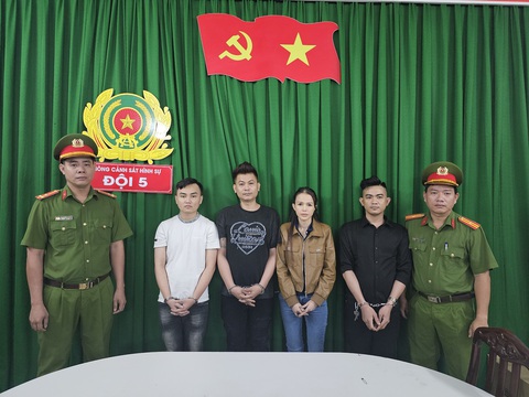 Tiếp viên nhà hàng ở TP.HCM dùng tiếng lóng 'ăn cơm', 'ăn cháo' để bán dâm - Ảnh 1. Nhóm người môi giới mại dâm bị bắt - Ảnh: Công an cung cấp