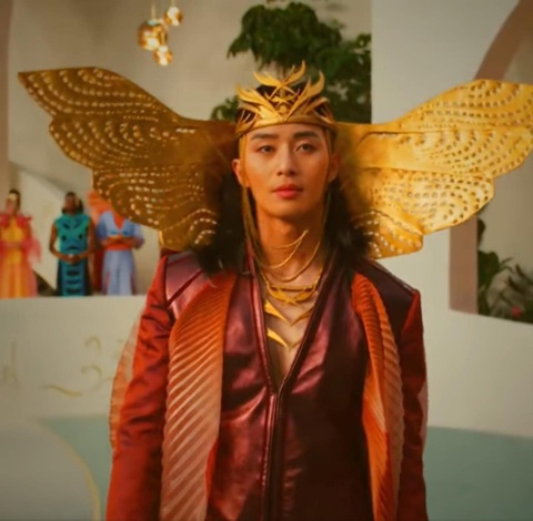 Fan đòi giải cứu Park Seo Joon khỏi bom tấn 'The Marvels' - Ảnh 5. Khoảnh khắc gây sốt cõi mạng của Park Seo Joon, khiến nhiều netizen đặt biệt danh cho anh là "hoàng tử bướm" vì đôi cánh kỳ lạ