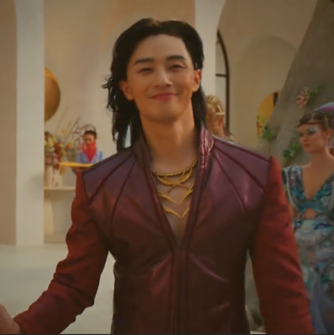 Fan đòi giải cứu Park Seo Joon khỏi bom tấn 'The Marvels' - Ảnh 2. Tạo hình màu mè và biểu cảm hài hước của Park Seo Joon trong phim