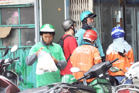 Tài xế Grab nhận giao đồ ăn nhanh cho khách trên đường Nguyễn Đình Chiểu, quận 3, TP.HCM - Ảnh: HẢI QUỲNH Tài xế Grab nhận giao đồ ăn nhanh cho khách trên đường Nguyễn Đình Chiểu, quận 3, TP.HCM - Ảnh: HẢI QUỲNH