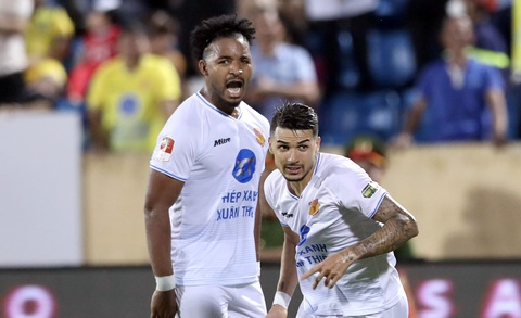 V-League 2023-2024 sau 3 vòng: Hấp dẫn chưa từng có - Ảnh 2. Rafaelson (trái) và Hendrio - bộ đôi người Brazil giúp Nam Định bay cao - Ảnh: NĐFC