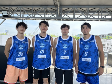VPrime 3x3 trong mắt sao bóng rổ quốc tế - Ảnh 5. Ryota Iwata (phải) và đội Shonan Seaside.Exe trước trận đấu - Ảnh: VBA