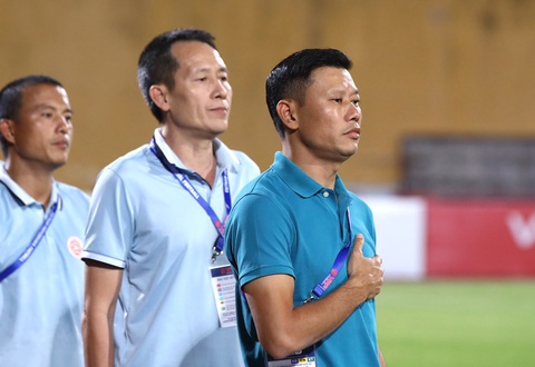 Trung tâm Thể thao Viettel: Nơi ươm mầm tài năng bóng đá Việt Nam - Ảnh 5. Danh thủ Đỗ Mạnh Dũng (giữa) là Giám đốc Trung tâm Thể thao Viettel, trong khi đó Thạch Bảo Khanh (phải) hiện đang là HLV trưởng CLB Viettel - Ảnh: MINH ĐỨC