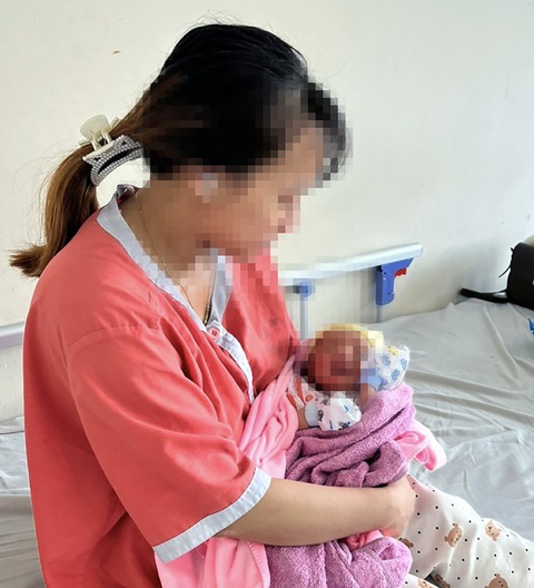 Vụ bé gái sơ sinh nghi bị bắt cóc ở bệnh viện: bé gái đã được giao trả cho mẹ - Ảnh 1. Bé gái sơ sinh nghi bị bắt cóc ở bệnh viện đã được trao trả cho mẹ - Ảnh: A.B.