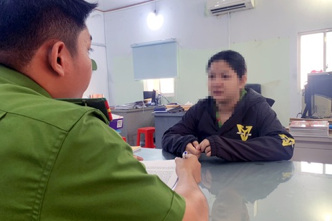 Bắt nhân viên y tế giả bế bé gái sơ sinh khỏi bệnh viện ở Bình Dương - Ảnh 1. Công an lấy lời khai T.T.N.T. (18 tuổi, quê Bến Tre), nghi can bế bé gái sơ sinh khỏi bệnh viện - Ảnh: T.D.