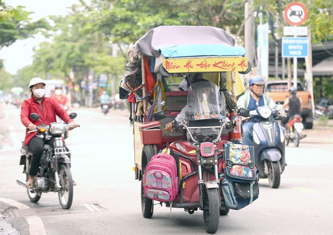 Dù mưa hay nắng, ông Tư Ẩn vẫn cùng chuyến xe đến các nhà trọ đem niềm vui đến cho nhiều người Dù mưa hay nắng, ông Tư Ẩn vẫn cùng chuyến xe đến các nhà trọ đem niềm vui đến cho nhiều người