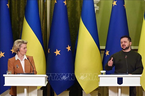 Tổng thống Ukraine bác bỏ đàm phán hòa bình với Nga - Ảnh 1. Chủ tịch Ủy ban châu Âu (EC), bà Ursula von der Leyen (trái) và Tổng thống Ukraine Volodymyr Zelensky (phải) tại cuộc họp báo chung ở Kiev, ngày 2-2-2023 - Ảnh tư liệu: AFP/TTXVN