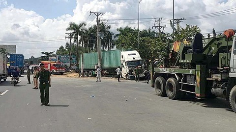 Vụ tai nạn nghiêm trọng làm chết cả 5 người trên xe 4 chỗ do tài xế xe container buồn ngủ, lạc tay lái đâm phải - Ảnh: PH.DƯƠNG Vụ tai nạn nghiêm trọng làm chết cả 5 người trên xe 4 chỗ do tài xế xe container buồn ngủ, lạc tay lái đâm phải - Ảnh: PH.DƯƠNG
