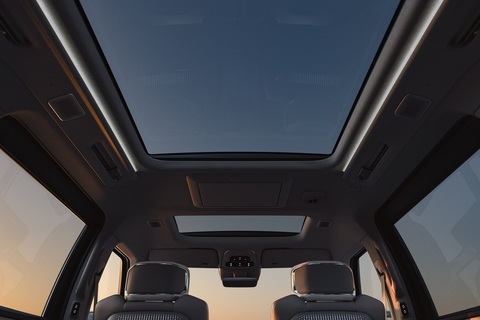 Volvo EM90: Phòng khách Scandinavia di động ra mắt vào 12-11 - Ảnh 2. Trần kính giúp cabin Volvo EM90 mang lại cảm giác rộng rãi, thoáng đãng hơn hẳn nguyên bản Zeekr 009 chỉ dùng cửa sổ trời - Ảnh: Volvo