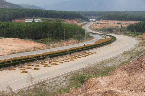 Quy hoạch công trình ở nơi từng dự kiến làm hầm vượt sông Hàn - Ảnh 1. Một góc tuyến đường NT18 và N5 đi qua huyện Ngọc Hồi, tỉnh Kon Tum. Tuyến đường này nối từ khu kinh tế cửa khẩu quốc tế Bờ Y với đường Hồ Chí Minh, có chiều dài 19km, mỗi bên 3 làn đường (năm 2018) - Ảnh: TRƯỜNG TRUNG