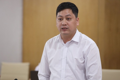 Có nên sử dụng ứng dụng tạo ảnh AI không? - Ảnh 1. Ông Nguyễn Phú Lương, phó giám đốc Trung tâm Giám sát an toàn không gian mạng quốc gia, khuyến cáo người dùng về nguy cơ lộ lọt thông tin cá nhân khi sử dụng các ứng dụng trên mạng - Ảnh: H.NAM