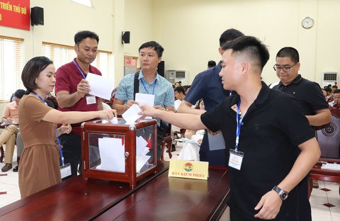 Đấu giá xuyên đêm, 3 mỏ cát ở Hà Nội được chốt với mức giá cao ngất ngưởng 1.700 tỉ đồng - Ảnh 1. Khách hàng đấu giá quyền khai thác mỏ cát Châu Sơn (huyện Ba Vì) - Ảnh: Sở Tài nguyên và Môi trường Hà Nội