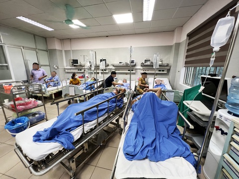 Bệnh viện hạn chế người thăm bệnh nhân để giữ trật tự - Ảnh: NAM TRẦN Bệnh viện hạn chế người thăm bệnh nhân để giữ trật tự - Ảnh: NAM TRẦN