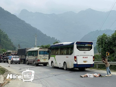 Ảnh vui 6-11: Lee Hyori 'nhập gia tùy tục' khi đến Việt Nam - Ảnh 2. Hết mình vì "sống ảo"