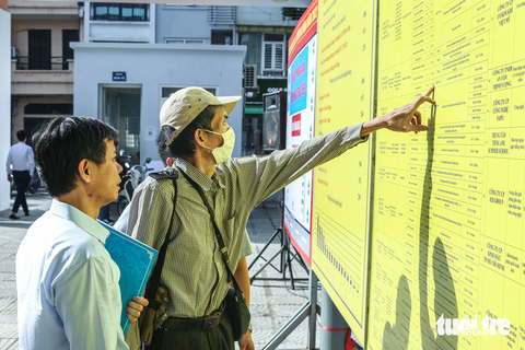 Không chỉ sinh viên, mà nhiều lao động lớn tuổi cũng tìm việc bán thời gian tại Hà Nội - Ảnh: HÀ QUÂN Lao động lớn tuổi tìm việc bán thời gian tại Hà Nội - Ảnh: HÀ QUÂN