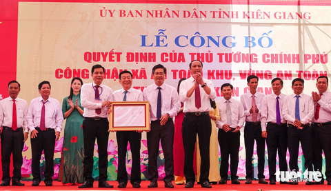 Công nhận vùng an toàn khu giúp phát triển kinh tế liên huyện U Minh Thượng, An Minh và Vĩnh Thuận - Ảnh 1. UBND tỉnh Kiên Giang trao quyết định của Thủ tướng Chính phủ về việc công nhận xã an toàn khu và vùng an toàn khu liên huyện U Minh Thượng, An Minh và Vĩnh Thuận - Ảnh: CHÍ CÔNG