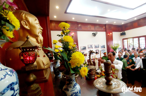 Công nhận vùng an toàn khu giúp phát triển kinh tế liên huyện U Minh Thượng, An Minh và Vĩnh Thuận - Ảnh 2. Lãnh đạo UBND tỉnh Kiên Giang cùng với các cơ quan ban ngành và người dân đến thắp hương, tưởng nhớ Chủ tịch Hồ Chí Minh - Ảnh: CHÍ CÔNG