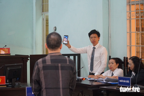 Đôi nhân tình thừa nhận cho cháu bé 3 tuổi hít ma túy sau khi sử dụng xong - Ảnh 3. Luật sư mở lại clip Bậm cho cháu bé 3 tuổi hít tẩu sử dụng ma túy đá để xác định lại hành vi của mình - Ảnh: ĐAN THUẦN