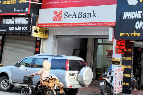 Ngân hàng SeABank chọn cách gây bất lợi cho khách hàng? - Ảnh 1. Khách hàng bức xúc vì gửi tiết kiệm tại Phòng giao dịch thuộc SeABank ở Hải Phòng vẫn được tiếp nhận, cấp sổ ghi rõ mức lãi suất, nhưng đến khi tất toán lại được thông báo không có lãi suất vì mang quốc tịch nước ngoài - Ảnh: TIẾN THẮNG