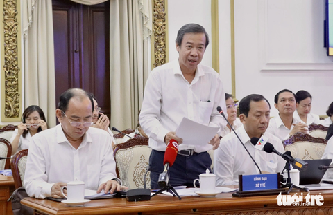 Phó Chủ tịch UBND TP.HCM: 'Y tế cơ sở cần được quan tâm nhiều hơn' - Ảnh 1. Ông Nguyễn Văn Vĩnh Châu - phó giám đốc Sở Y tế TP.HCM - báo cáo tại buổi giám sát - Ảnh: XUÂN MAI