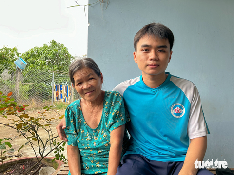 Nam sinh sáng đến trường, chiều làm thêm, thâu đêm học nuôi giấc mơ đèn sách - Ảnh 1. Kha thường đảm đương việc nhà cho ngoại đỡ mệt - Ảnh: KHÁNH HUYỀN