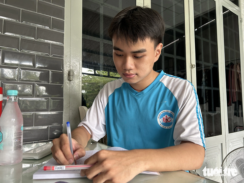 Nam sinh sáng đến trường, chiều làm thêm, thâu đêm học nuôi giấc mơ đèn sách - Ảnh 2. Góc học tập quá nhỏ không đủ để hai anh em Kha cùng học một lúc, nên cậu vẫn nhường Anh Thư, em gái học trước - Ảnh: KHÁNH HUYỀN