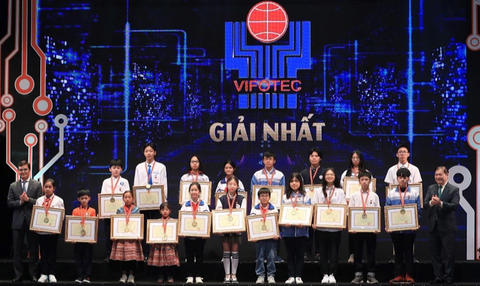 Học sinh lớp 4 viết phần mềm luyện thi lên lớp 10 đoạt quốc gia, hội đồng chấm giải nói gì? - Ảnh 1. Lễ trao giải Cuộc thi sáng tạo dành cho thanh thiếu niên, nhi đồng toàn quốc năm 2021