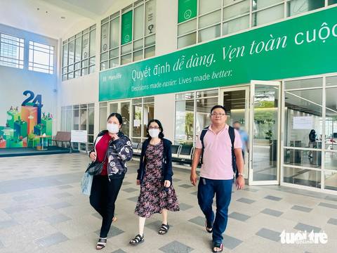 Khách hàng chất vấn hơn 3 tiếng rồi nhận về sự hụt hẫng, Manulife nói gì? - Ảnh 1. Các khách hàng ra về trong hụt hẫng, cho biết phía công ty bảo hiểm trả lời rất vòng vo, không đi vào trọng tâm câu hỏi - Ảnh: BÔNG MAI