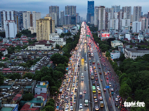 Đường Hà Nội kẹt cứng trong chiều mưa lạnh - Ảnh 1. Nhiều khu vực tại Hà Nội có mưa vào chiều và tối 6-11, các tuyến đường vì thế lâm vào cảnh ùn tắc kéo dài - Ảnh: HỒNG QUANG