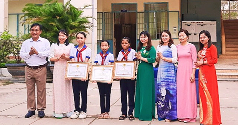 3 học sinh nhận bằng khen, phần thưởng vì đã phát hiện bé gái sơ sinh vào ngày 4-11 - Ảnh: Địa phương cung cấp Ông Phạm Anh Tân - ủy viên Ban thường vụ, trưởng Ban Tuyên giáo Huyện ủy Sơn Hòa - trao giấy khen cho 3 nữ sinh ở Trường tiểu học số 1 thị trấn Củng Sơn đã phát hiện, cứu bé gái sơ sinh bị bỏ rơi - Ảnh: A.T.